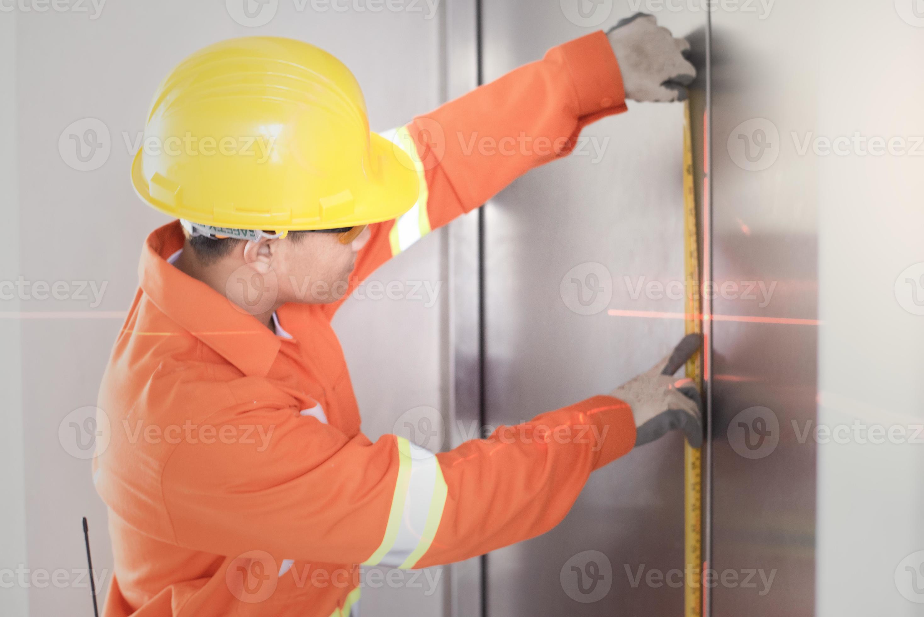 ingeniero trabajador utiliza una cinta métrica para medir valores según