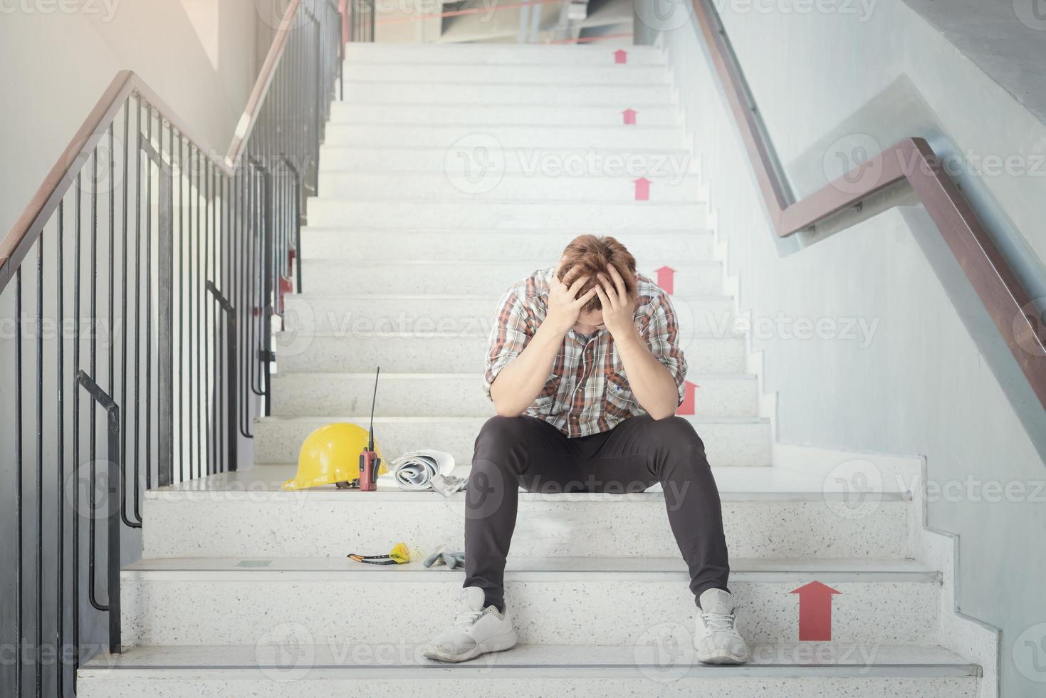 trabajadores de la construcción asiáticos cansados y tristes por el estrés del trabajo duro foto