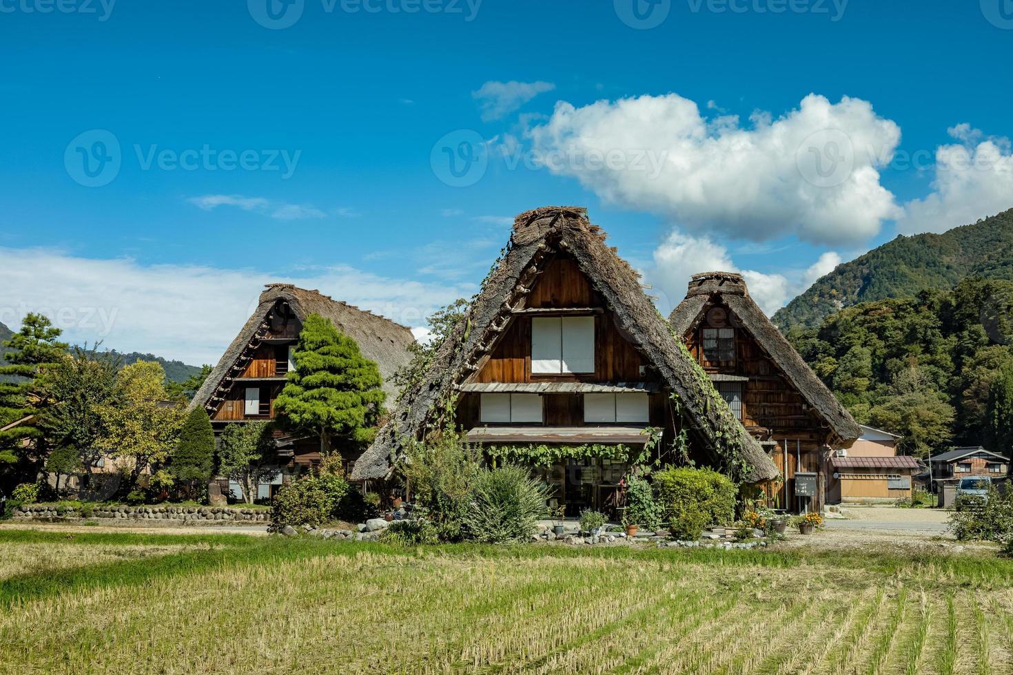 shirakawa pueblo japonés tradicional e histórico shirakawago en otoño. casa construida con madera con techo estilo gassho zukuri. shirakawa-go es patrimonio mundial de la unesco y el principal lugar emblemático de japón. foto