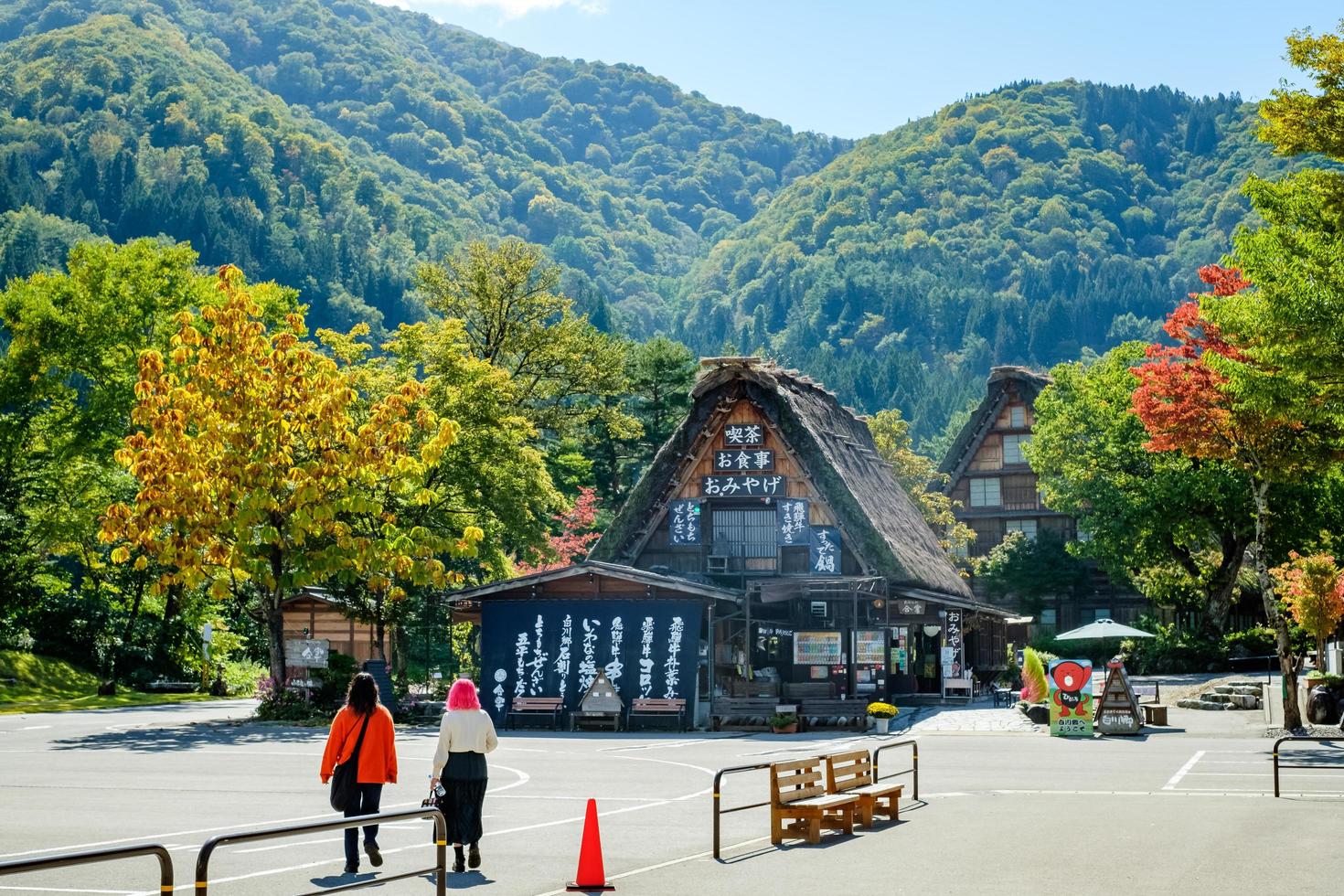 shirakawa, gifu, japón - octubre de 2022 - centro turístico de shirakawago durante el follaje de otoño en la temporada de otoño con pocos turistas después de la situación de covid. foto