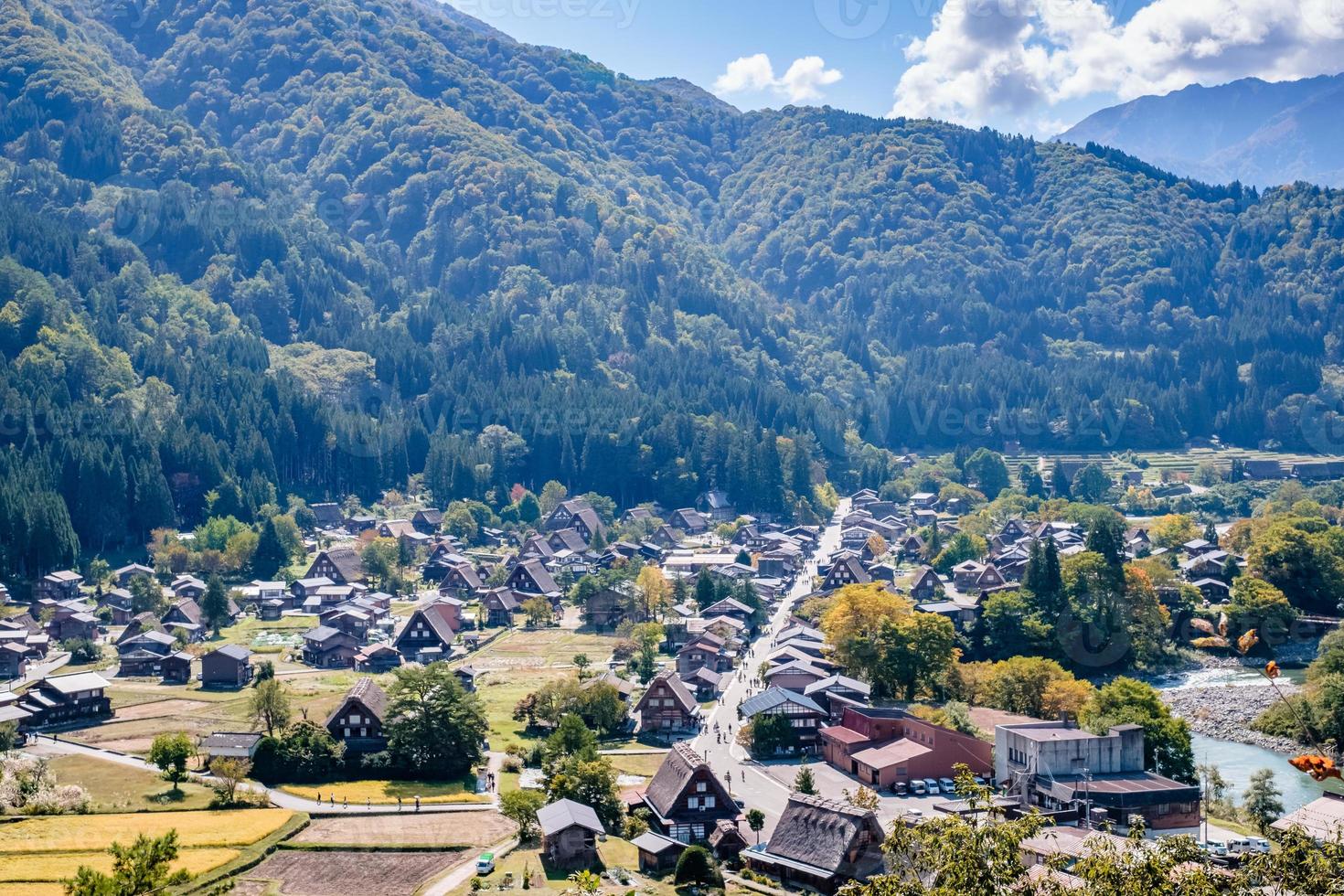 shirakawa japones historico. pueblo de shirakawago en otoño desde una vista aérea. casa construida con madera con techo estilo gassho zukuri. shirakawa-go es patrimonio mundial de la unesco y lugar emblemático en japón foto