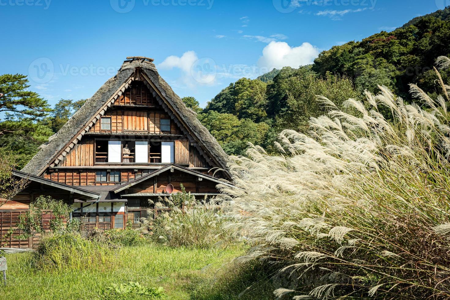 shirakawa pueblo japonés tradicional e histórico shirakawago en otoño. casa construida con madera con techo estilo gassho zukuri. shirakawa-go es patrimonio mundial de la unesco y el principal lugar emblemático de japón. foto