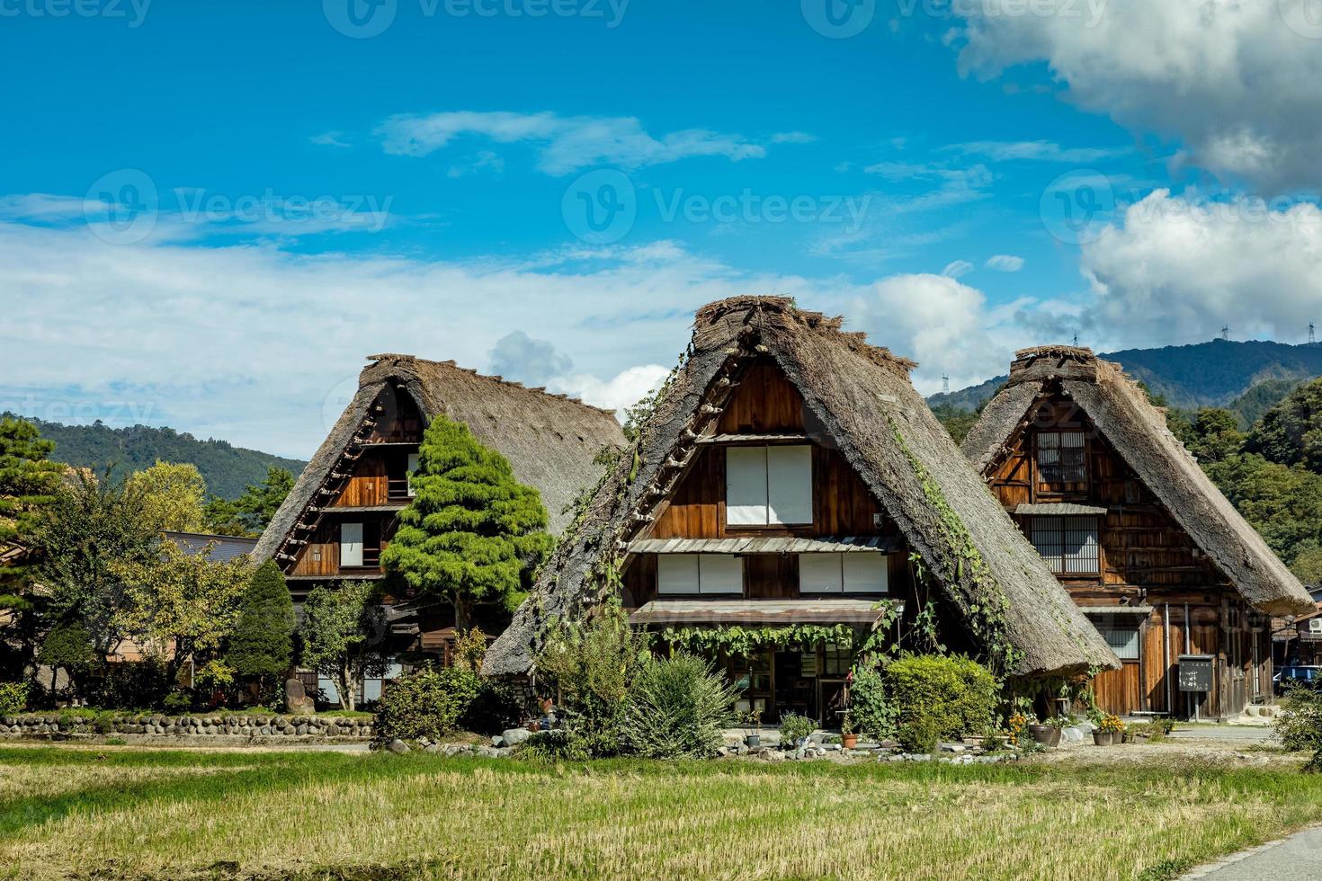 shirakawa pueblo japonés tradicional e histórico shirakawago en otoño. casa construida con madera con techo estilo gassho zukuri. shirakawa-go es patrimonio mundial de la unesco y el principal lugar emblemático de japón. foto