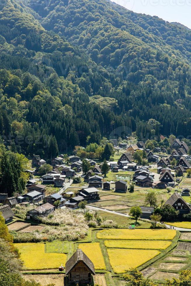 shirakawa japones historico. pueblo de shirakawago en otoño desde una vista aérea. casa construida con madera con techo estilo gassho zukuri. shirakawa-go es patrimonio mundial de la unesco y lugar emblemático en japón foto