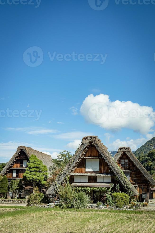 shirakawa pueblo japonés tradicional e histórico shirakawago en otoño. casa construida con madera con techo estilo gassho zukuri. shirakawa-go es patrimonio mundial de la unesco y el principal lugar emblemático de japón. foto