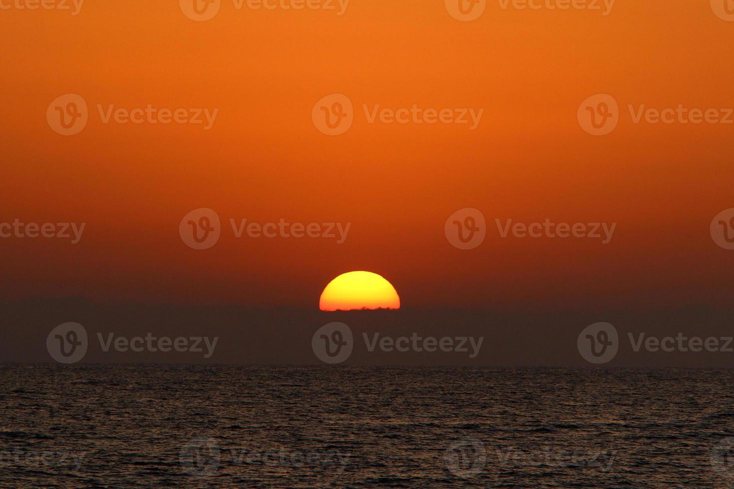 el sol es la estrella más caliente de nuestra galaxia alrededor de la cual gira la tierra. foto