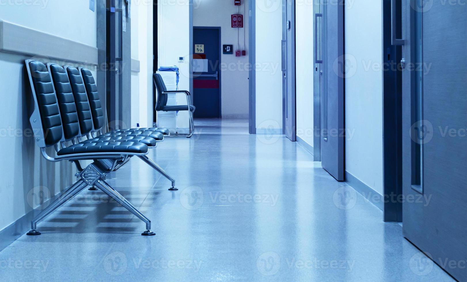 silla del vestíbulo frente a la sala de examen en el hospital foto