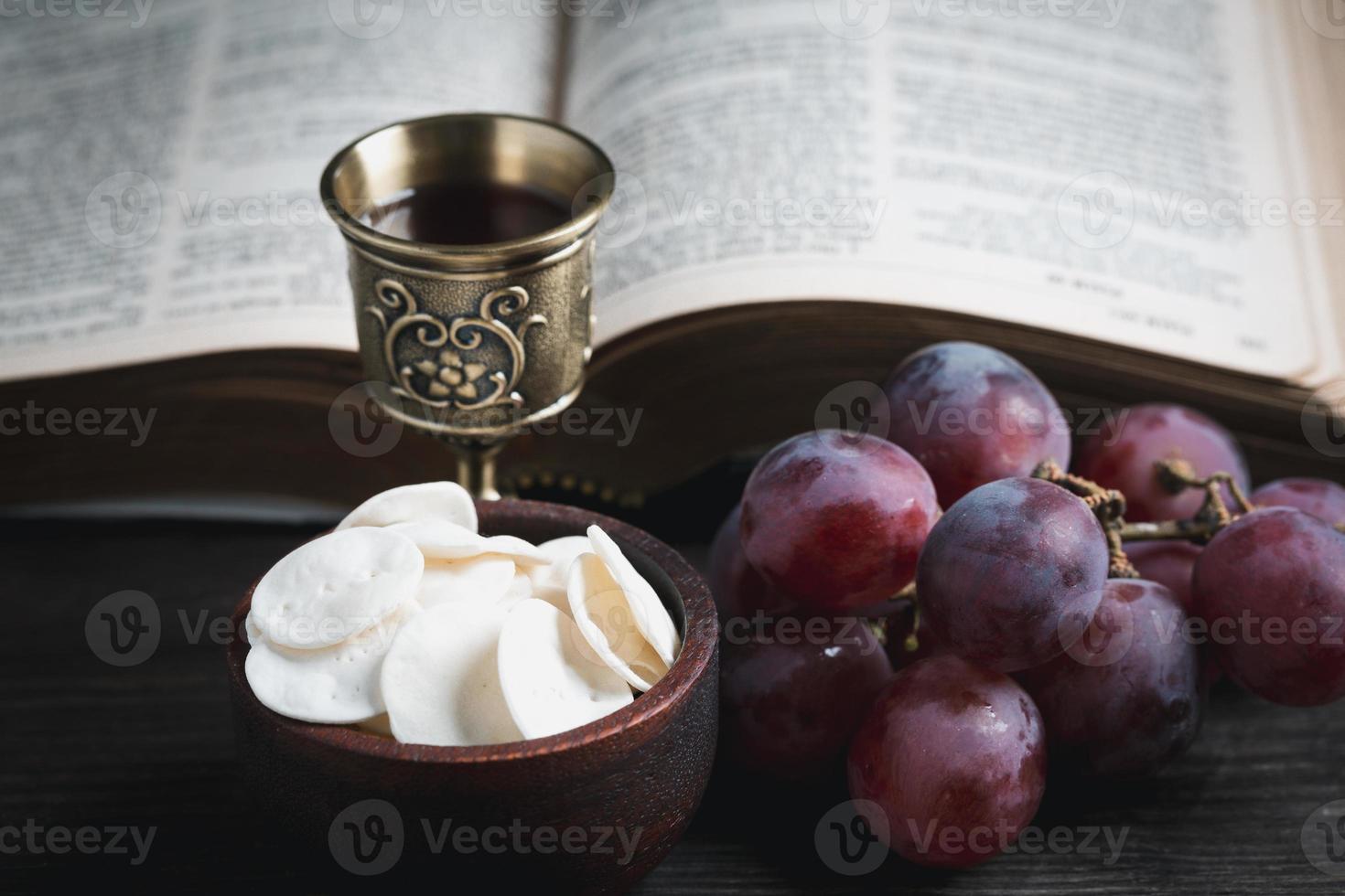 concepto de eucaristía o sagrada comunión del cristianismo. la eucaristia es el sacramento instituido por jesus. durante la última cena con los discípulos. el pan y el vino es el cuerpo y la sangre de jesucristo de los cristianos. foto