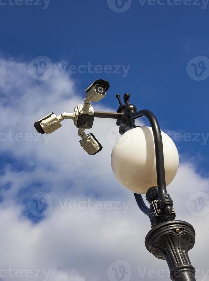 cámaras de cctv de seguridad en el pilón de la lámpara foto