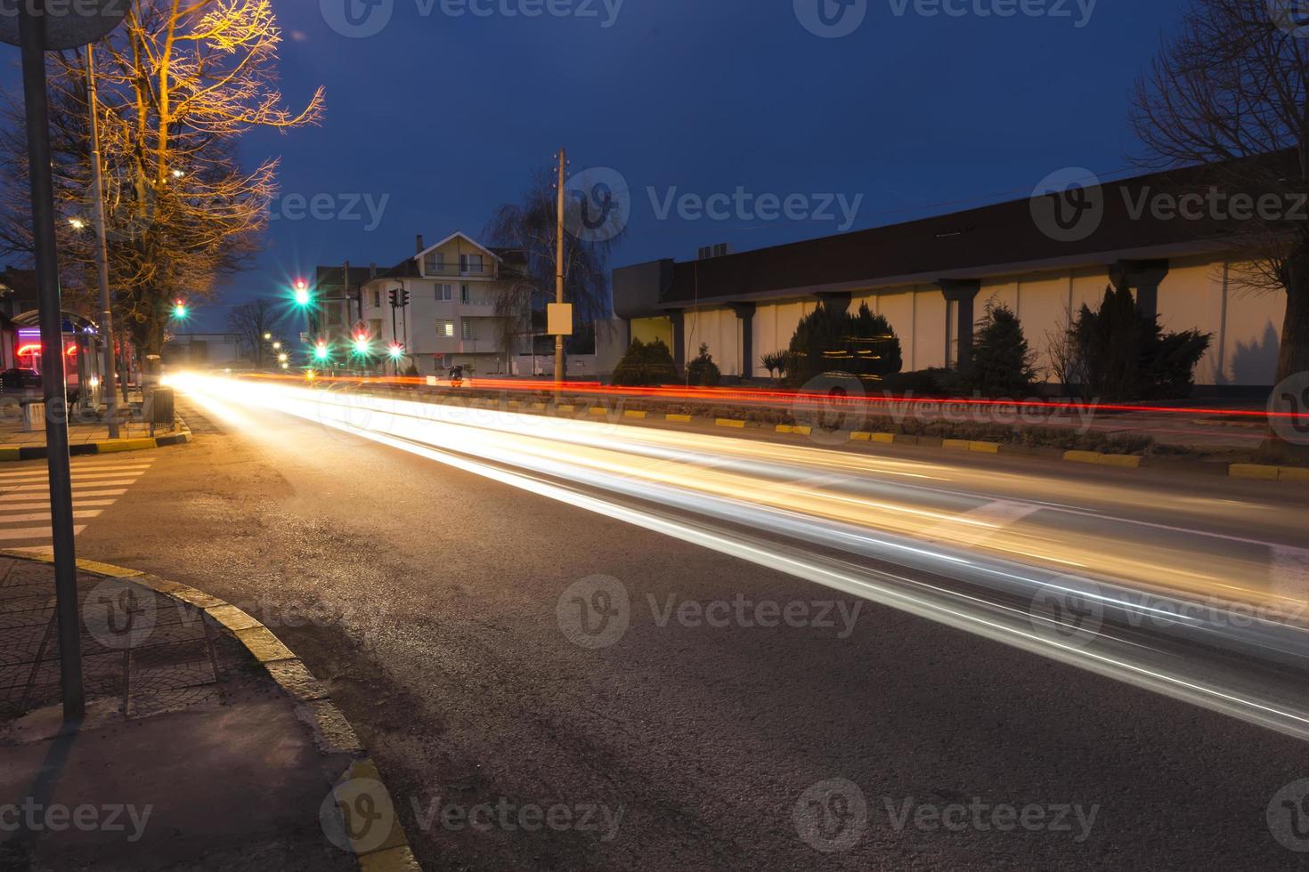 movimiento de velocidad de aceleración rojo blanco en el camino nocturno foto