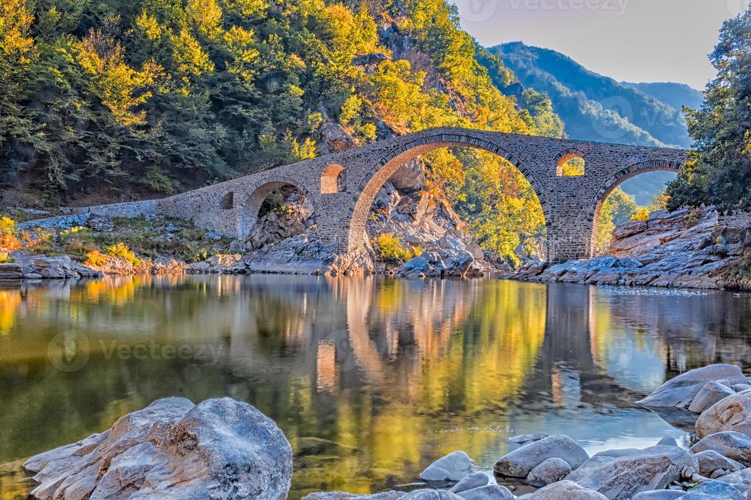 en otoño viejo puente de piedra cerca de ardino, bulgaria foto