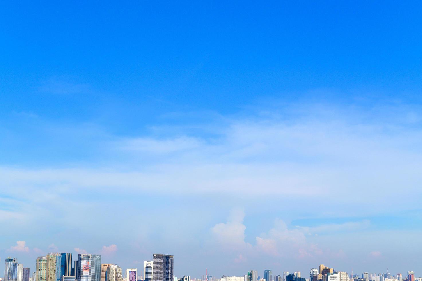 cielo azul en un día de verano sobre la ciudad foto