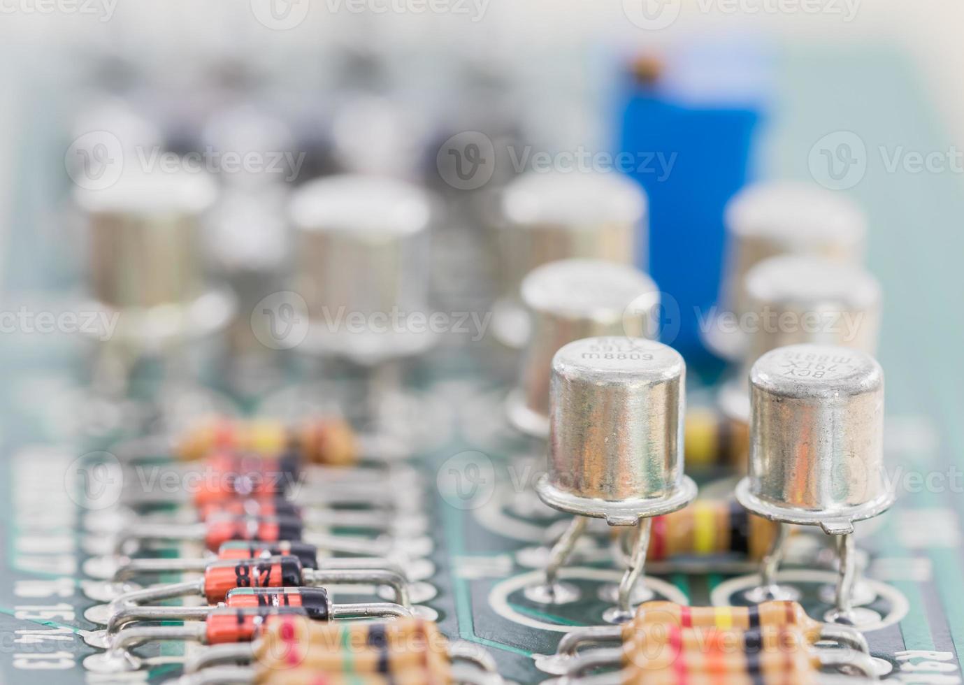 condensadores y conjunto de resistencias en la placa de circuito foto