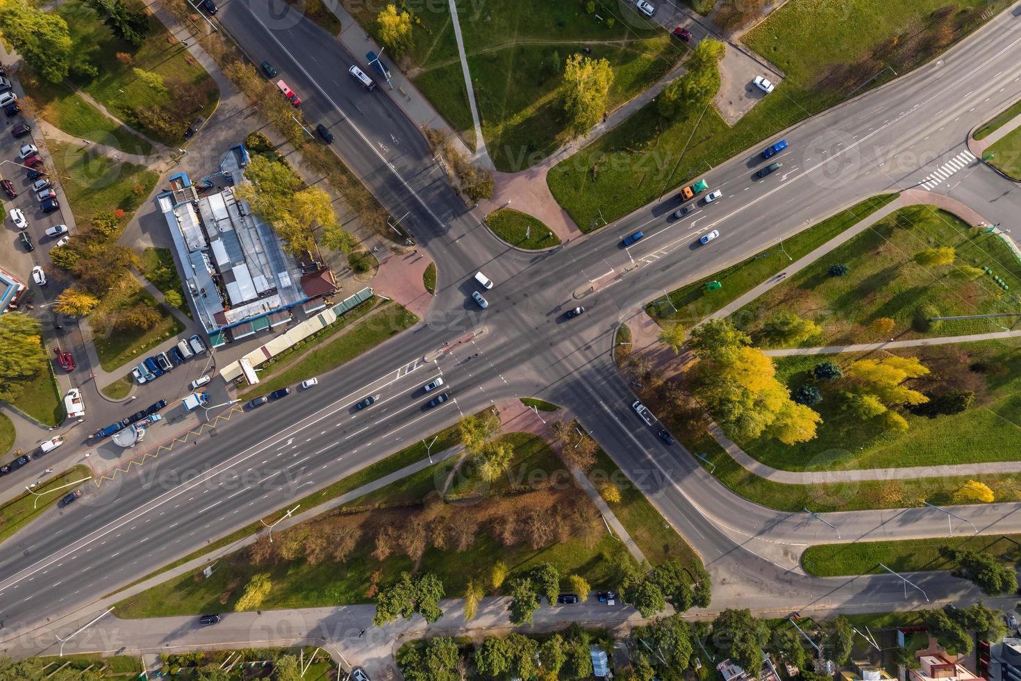 vista aérea del cruce de carreteras o intersección de carreteras. red de cruce de transporte tomada por drones. foto