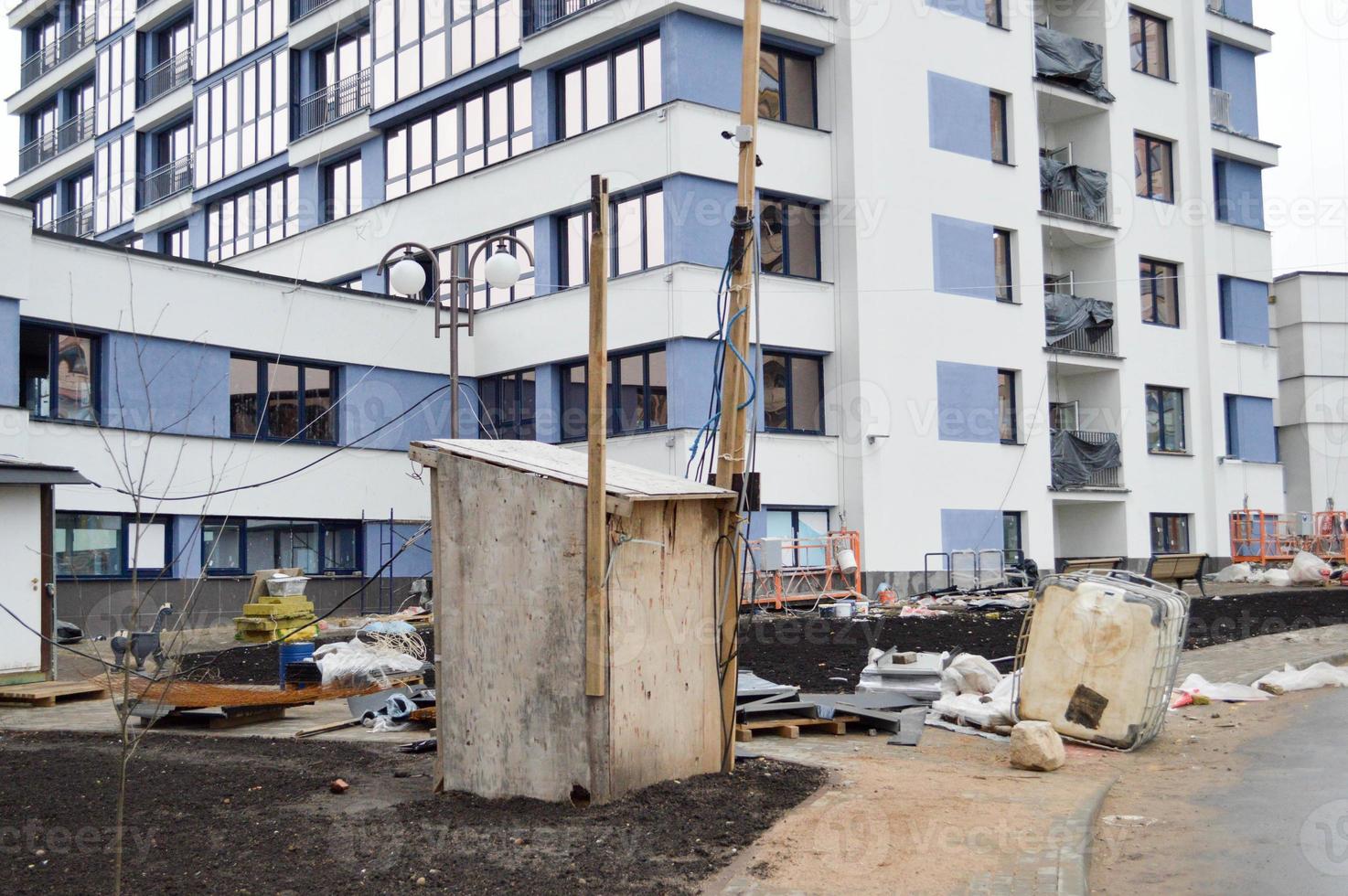 construcción de un gran edificio de cemento de hormigón cómodo de varios pisos moderno nuevo edificio de varios pisos con marco monolítico con ventanas, paredes y balcones foto