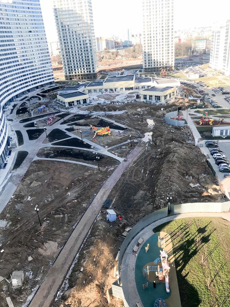 vista del nuevo y hermoso complejo residencial de nuevos edificios con edificios que albergan paneles monolíticos de hormigón rascacielos de varios pisos de la gran ciudad de la metrópolis foto