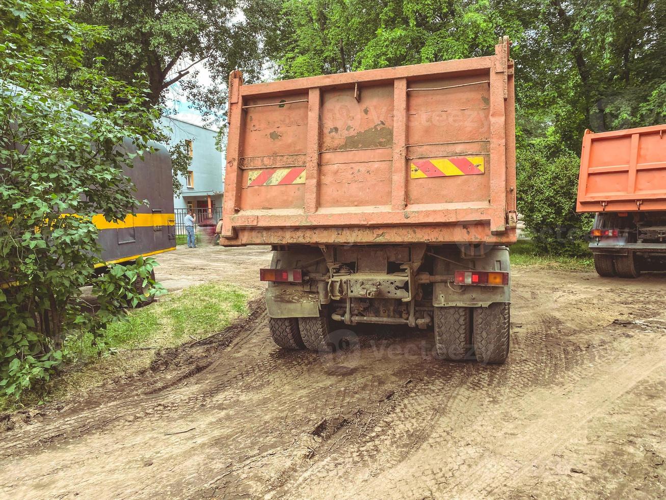 un enorme camión con carrocería para transportar cosas pesadas. adhesivo de vehículo pesado en la parte trasera de la carrocería foto