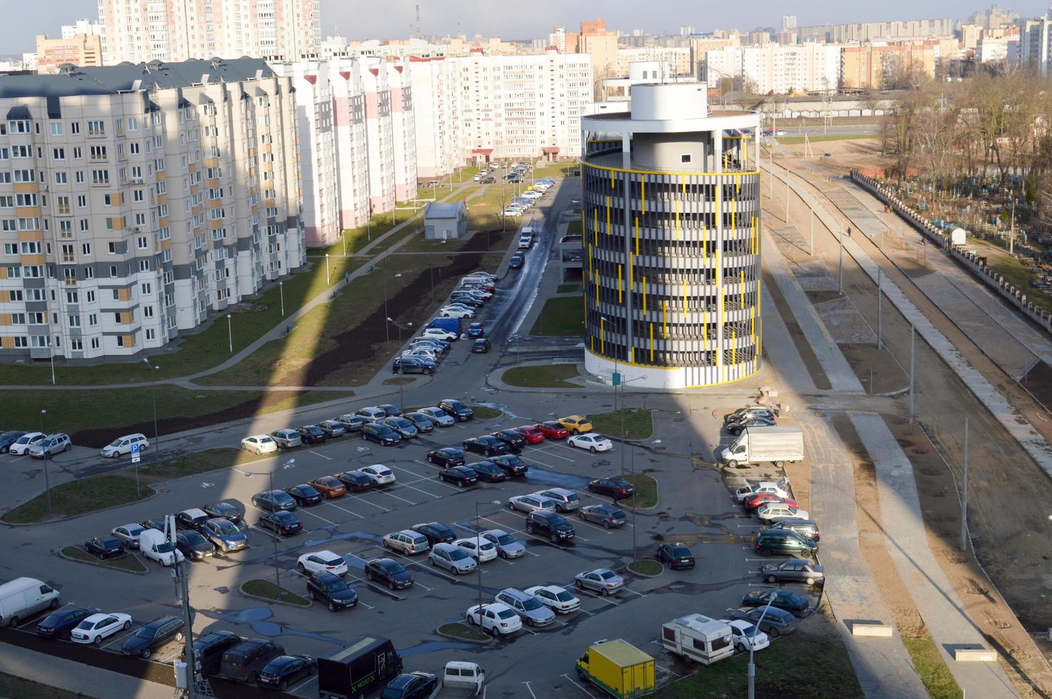 vista desde la parte superior de un gran aparcamiento abierto y aparcamiento interior de varios niveles en una zona residencial de la gran ciudad de la metrópolis foto