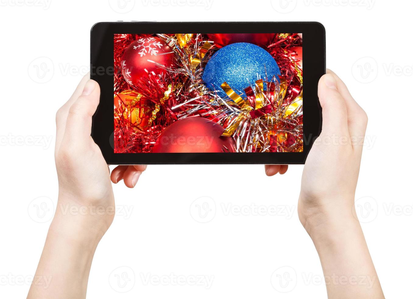 tomar una foto de las decoraciones navideñas rojas con tablet pc