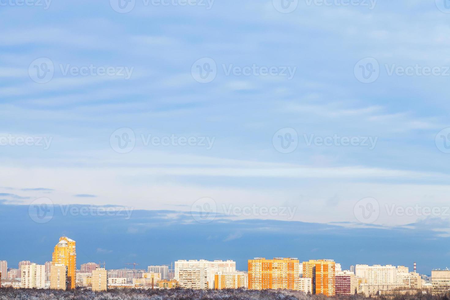 cielo azul sobre la ciudad iluminada por el sol vespertino foto