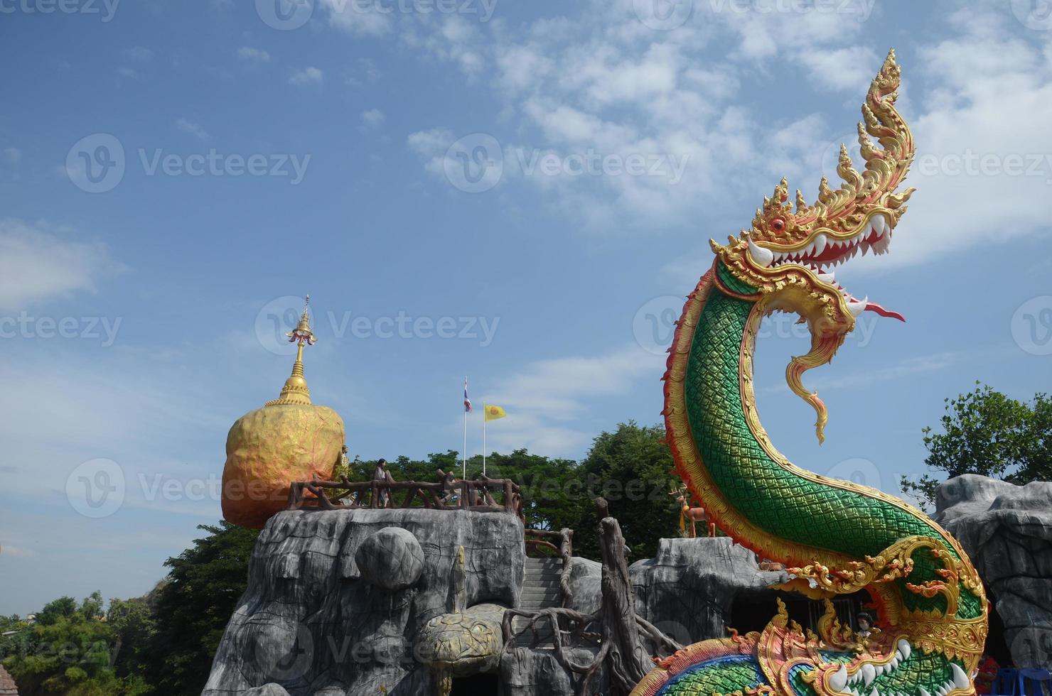 gran naka verde frente a la cueva naka. templo kaeng khoi, provincia de saraburi foto