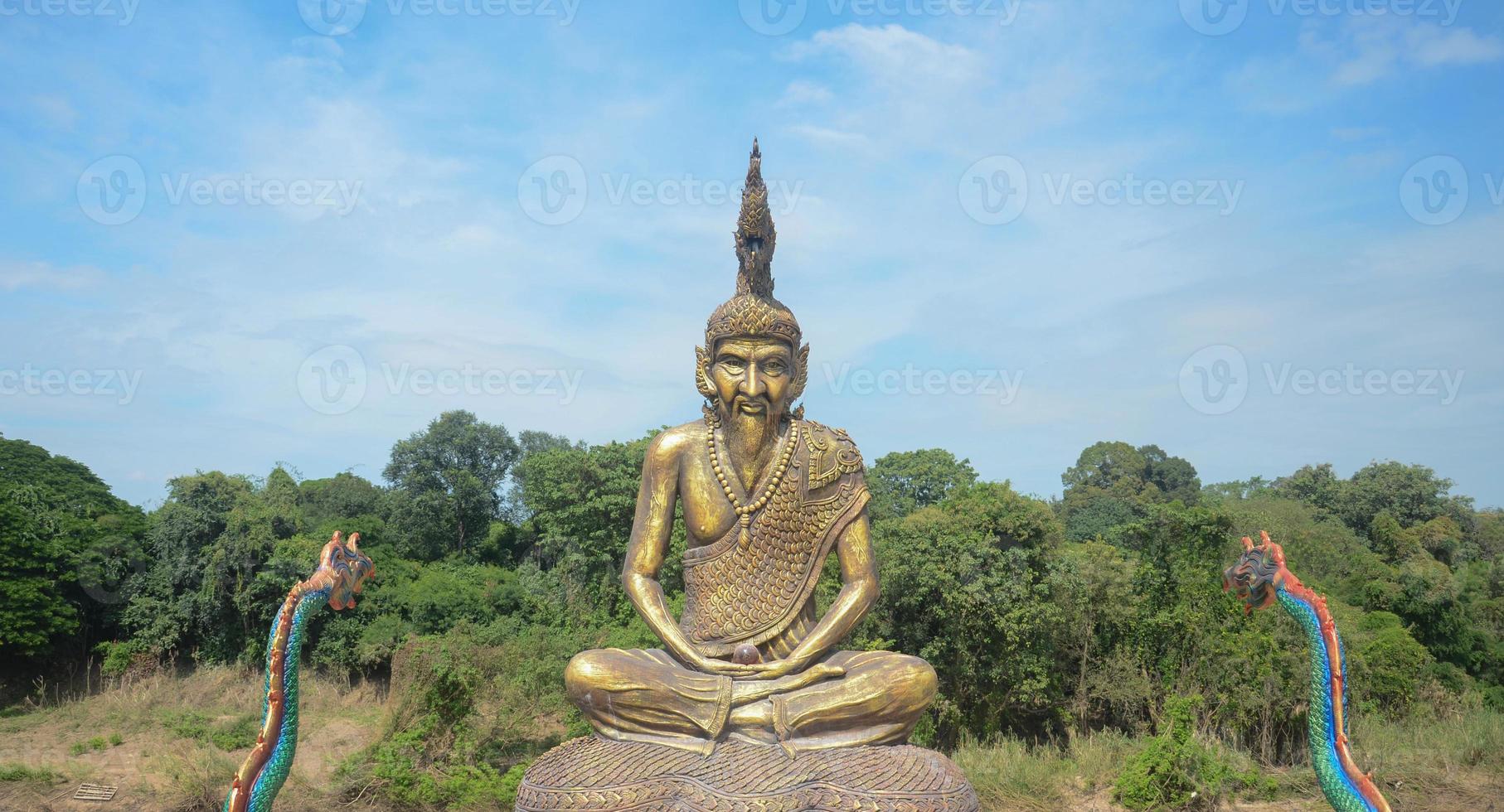 reverendo abuelo ermitaño puchong nagarat. templo kaeng khoi, provincia de saraburi foto