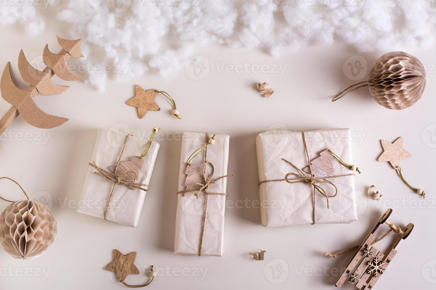 regalos de papel artesanales y decoraciones navideñas ecológicas de bricolaje. vista superior. foto