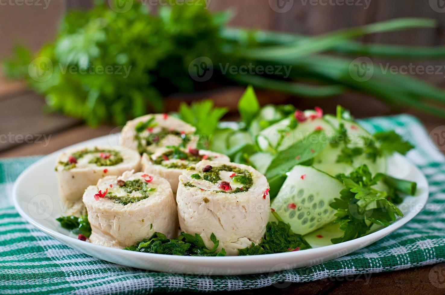 rollos de pollo al vapor con verduras y ensalada de verduras frescas en un plato marrón foto