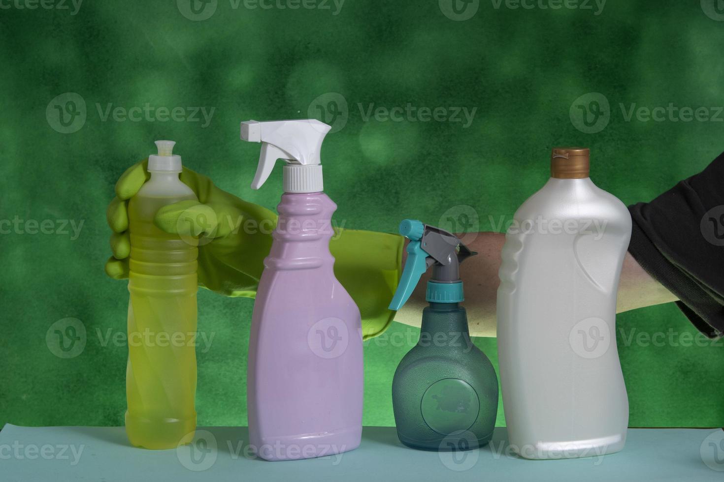 cesta con productos de limpieza para la higiene del hogar foto