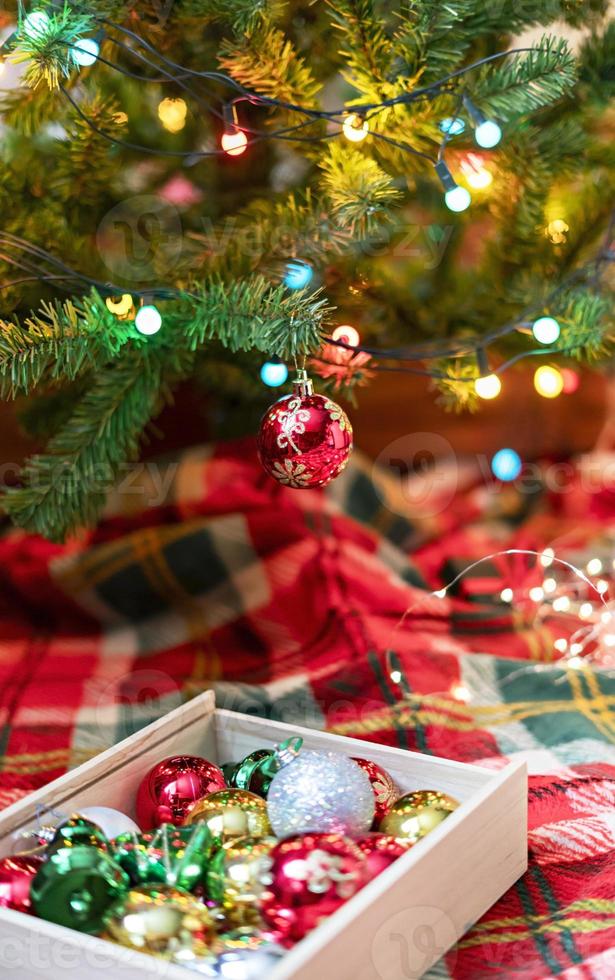 adornos para el árbol de navidad, guirnaldas de bolas plateadas y rojas luces sobre fondo rojo verde vacaciones decoración del hogar juguete foto