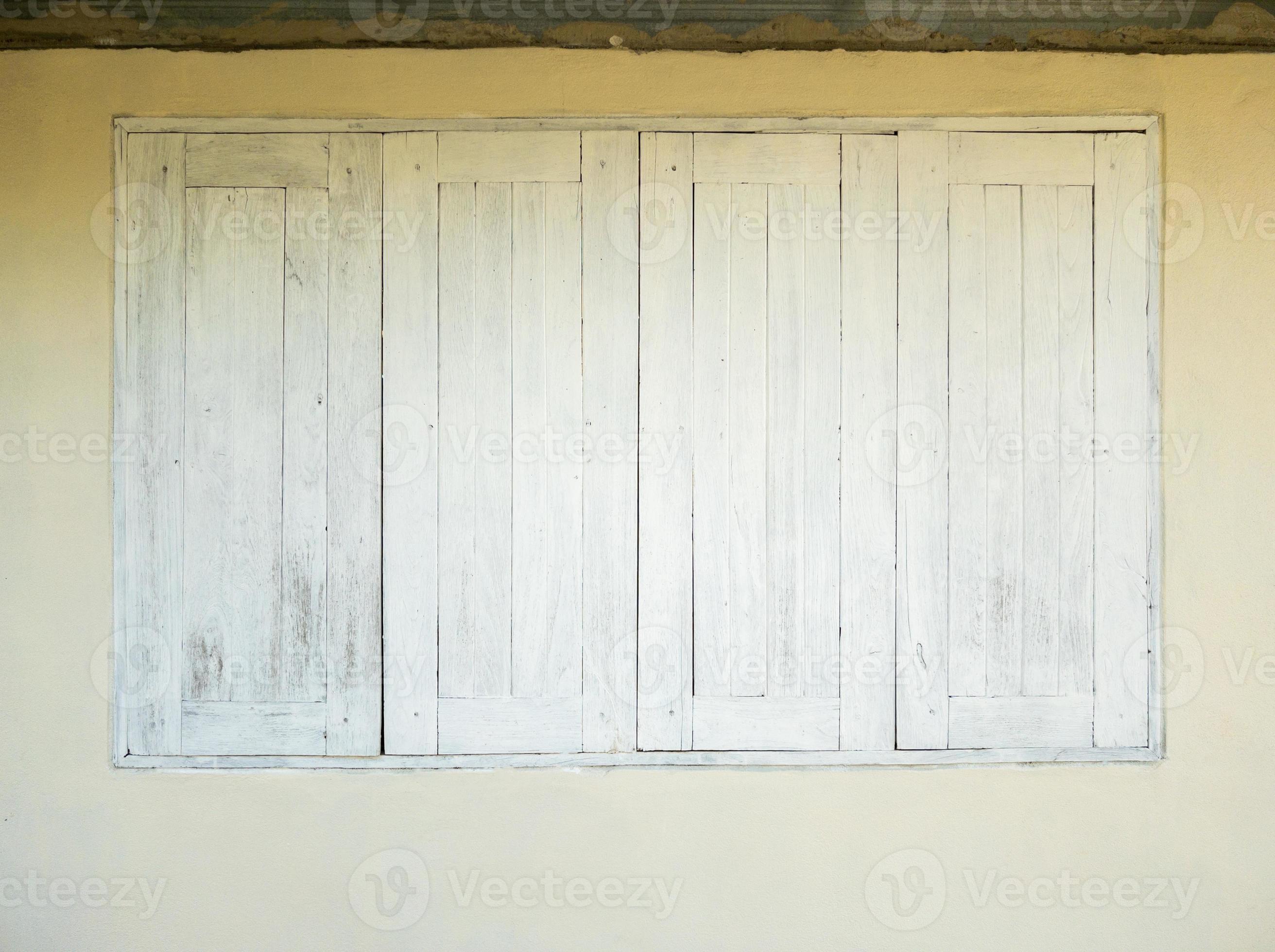 Curso de colisión función Fraude las ventanas de madera pintadas de blanco están cerradas de la casa local.  14041615 Foto de stock en Vecteezy