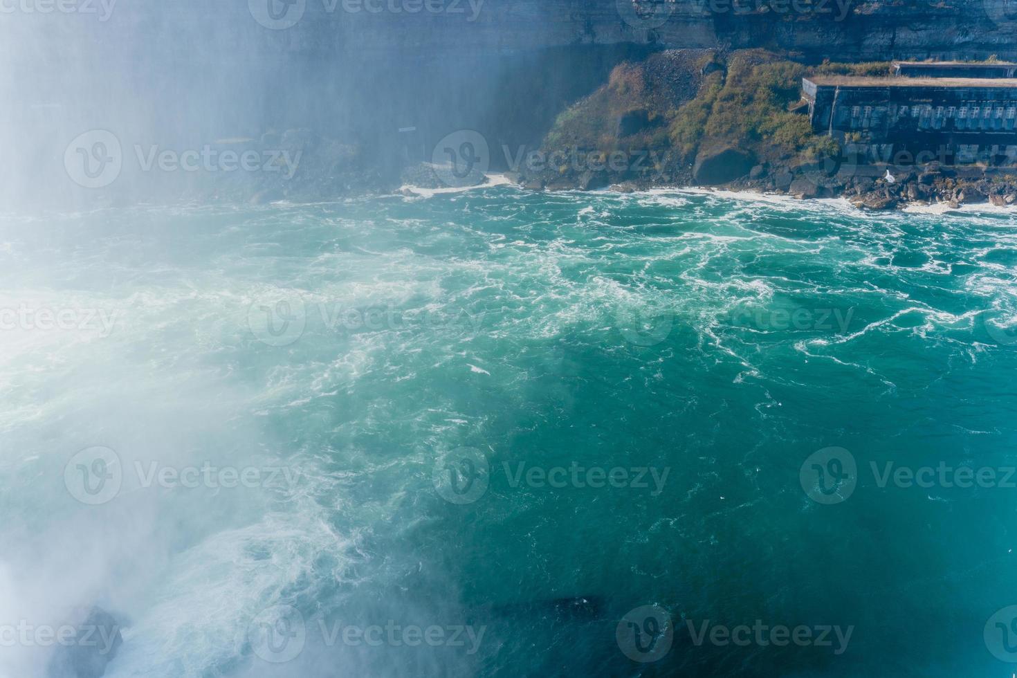 cataratas del niágara desde los lados americano y canadiense. arco iris sobre la cascada. el lugar turístico más popular. río tormentoso que desemboca en el lago. foto