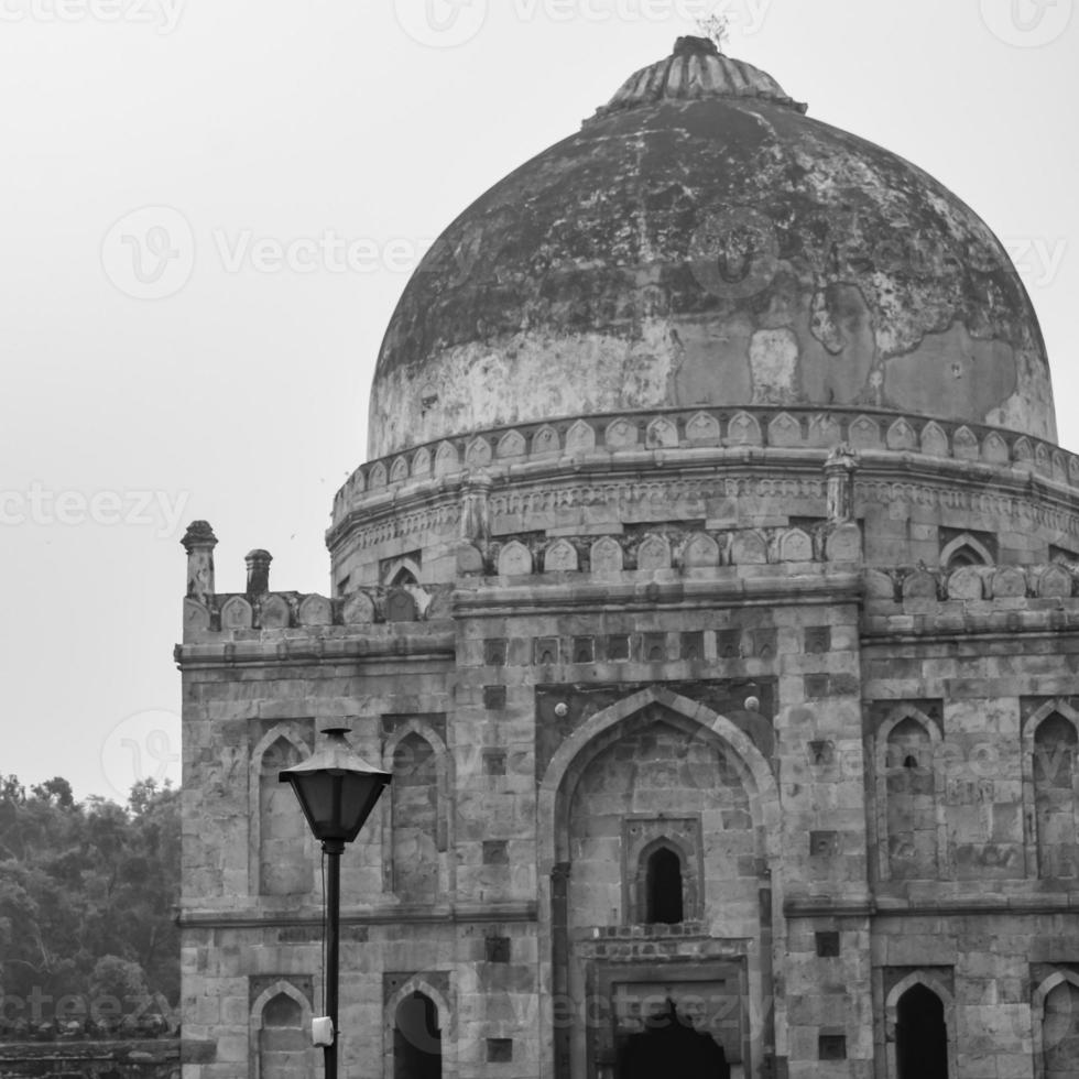 arquitectura mogol dentro de los jardines lodhi, delhi, india, se dice que la hermosa arquitectura dentro de la mezquita de tres cúpulas en el jardín lodhi es la mezquita del viernes para la oración del viernes, tumba del jardín lodhi foto