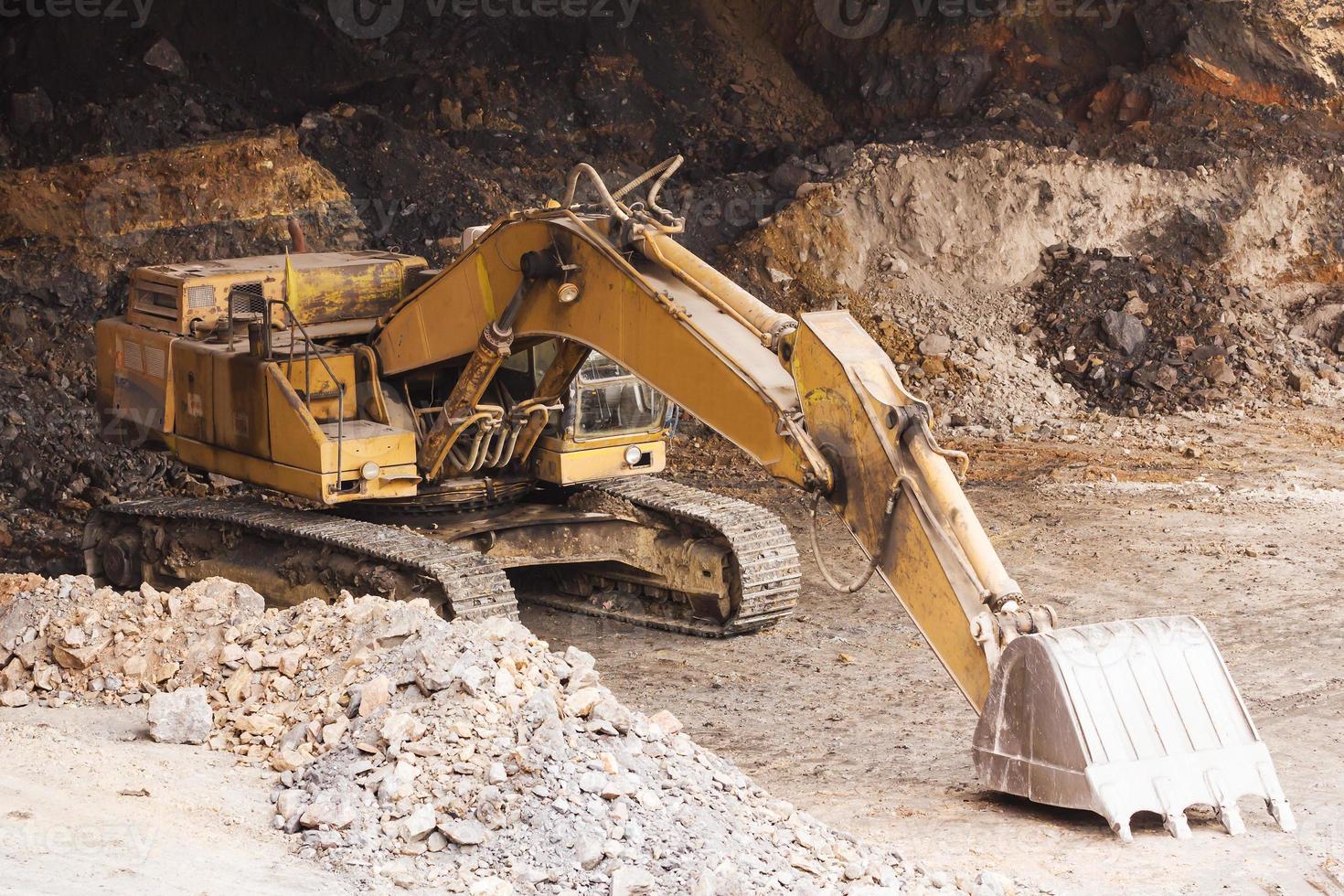 excavadora de pie en la minería foto