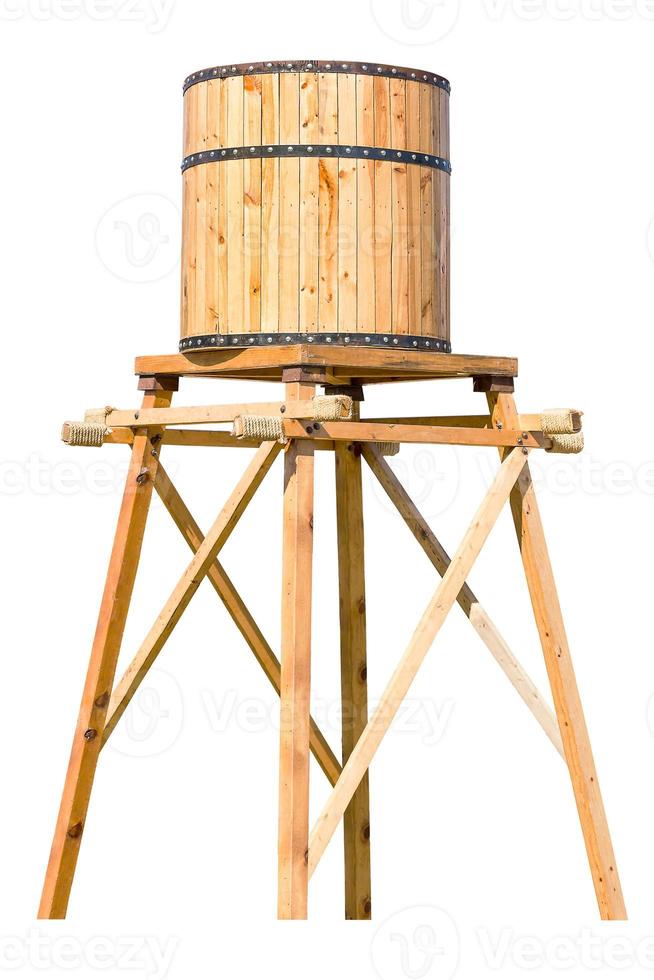 torre de agua de madera antigua con anillo de acero foto