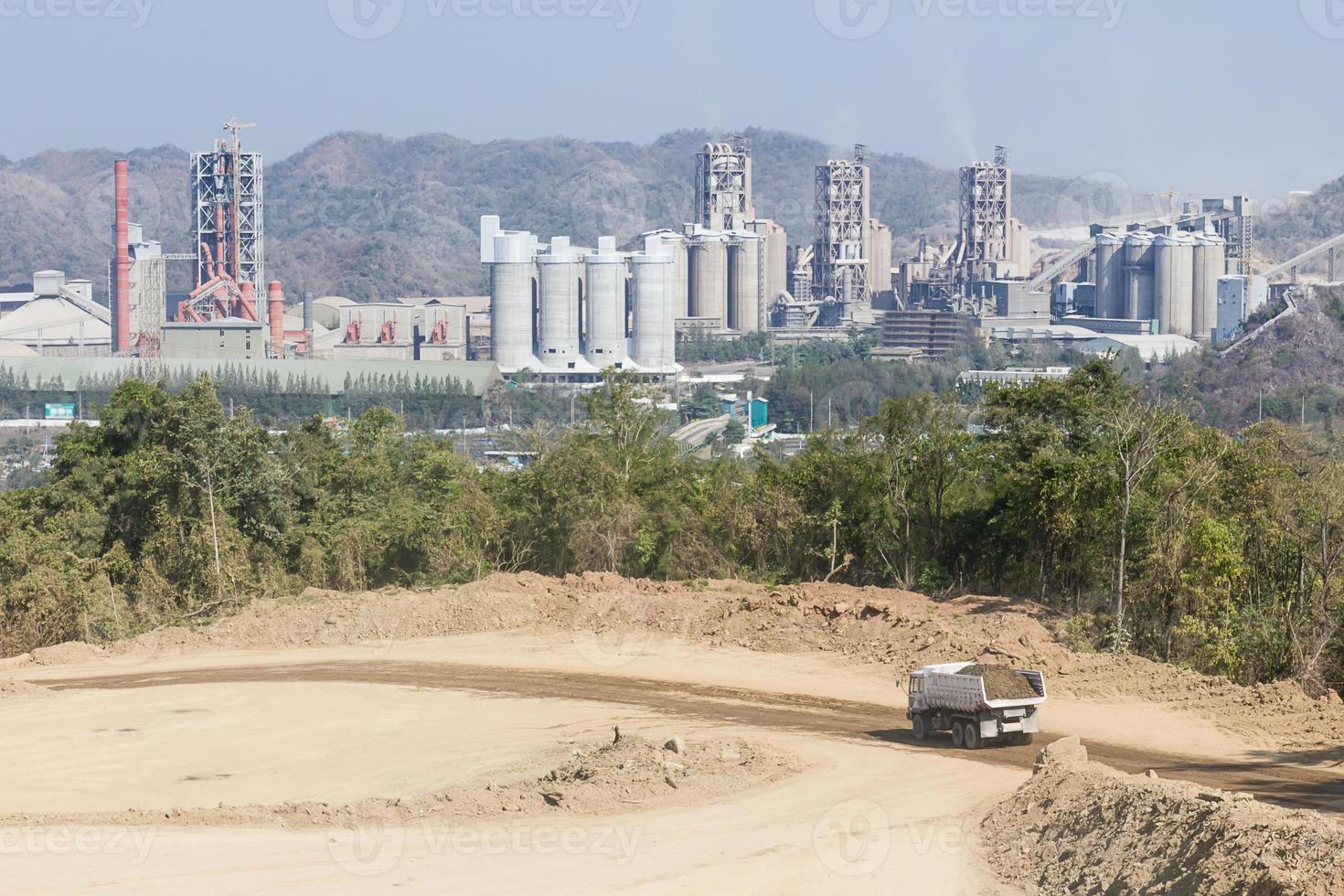 fábrica de cemento en las montañas foto