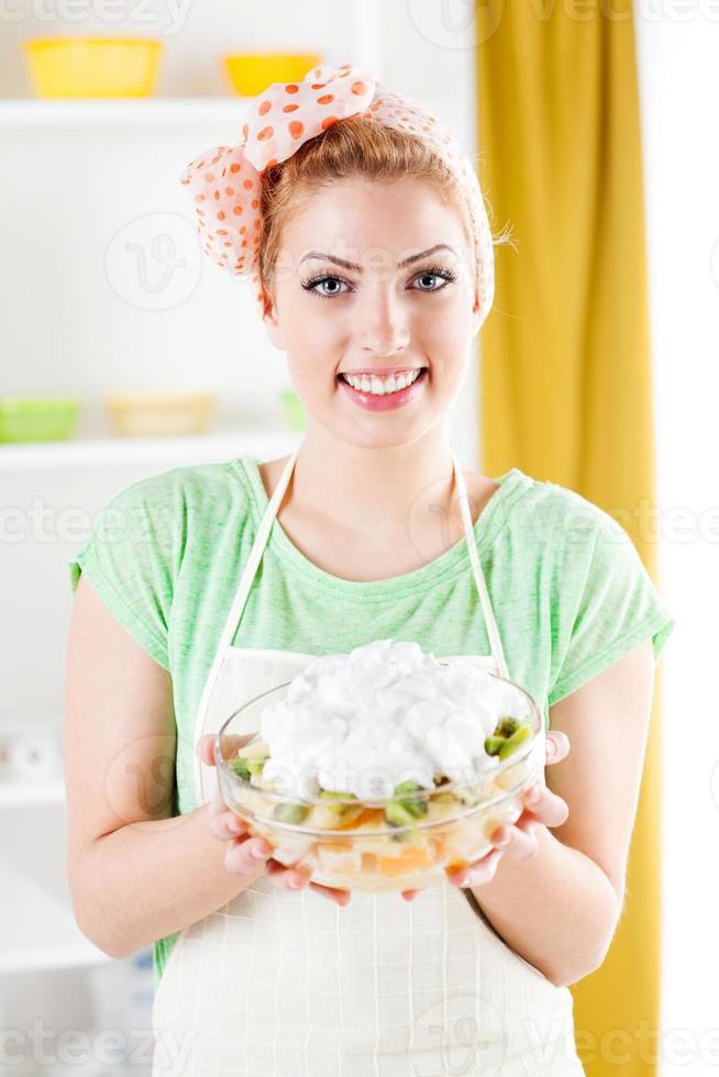 mujer joven con ensalada de frutas foto