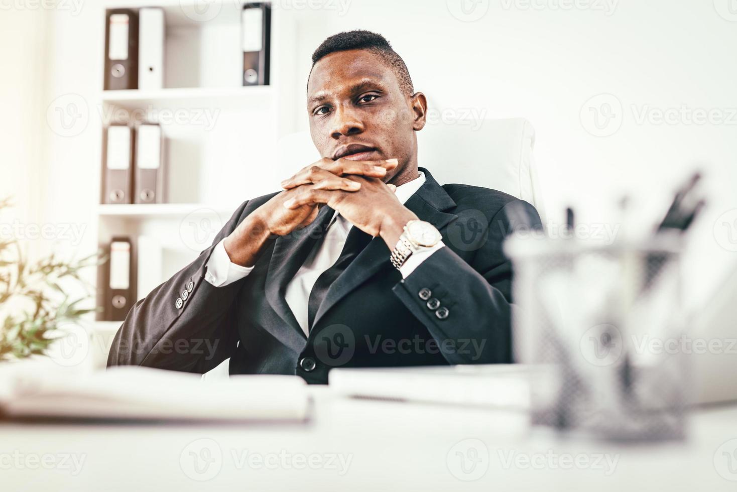 vista de hombre de negocios africano foto