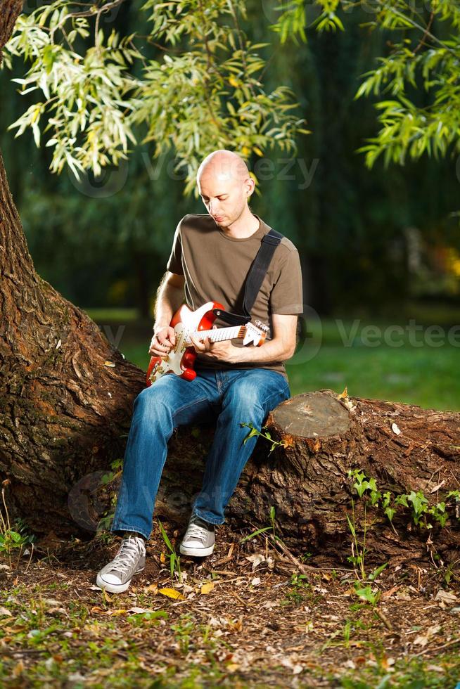 guitarrista en el parque foto