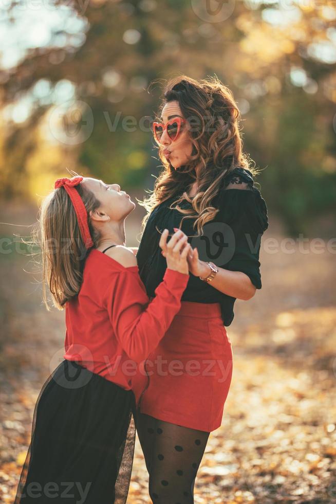 paseo otoñal con mi mamá foto