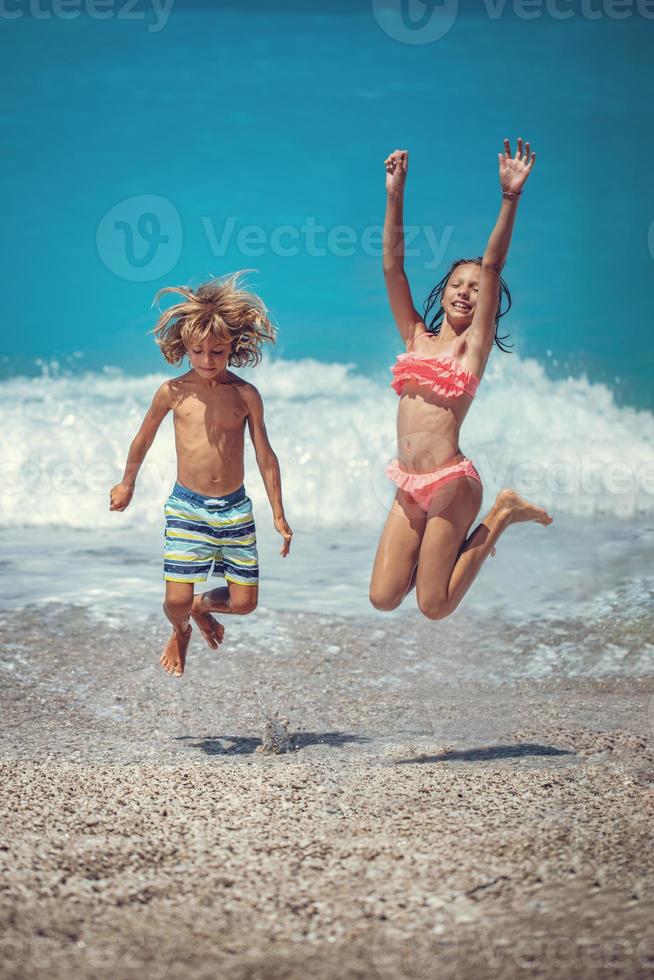 niños divirtiéndose en la playa foto