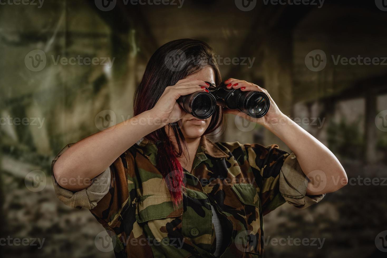 mujer soldado con binocular foto