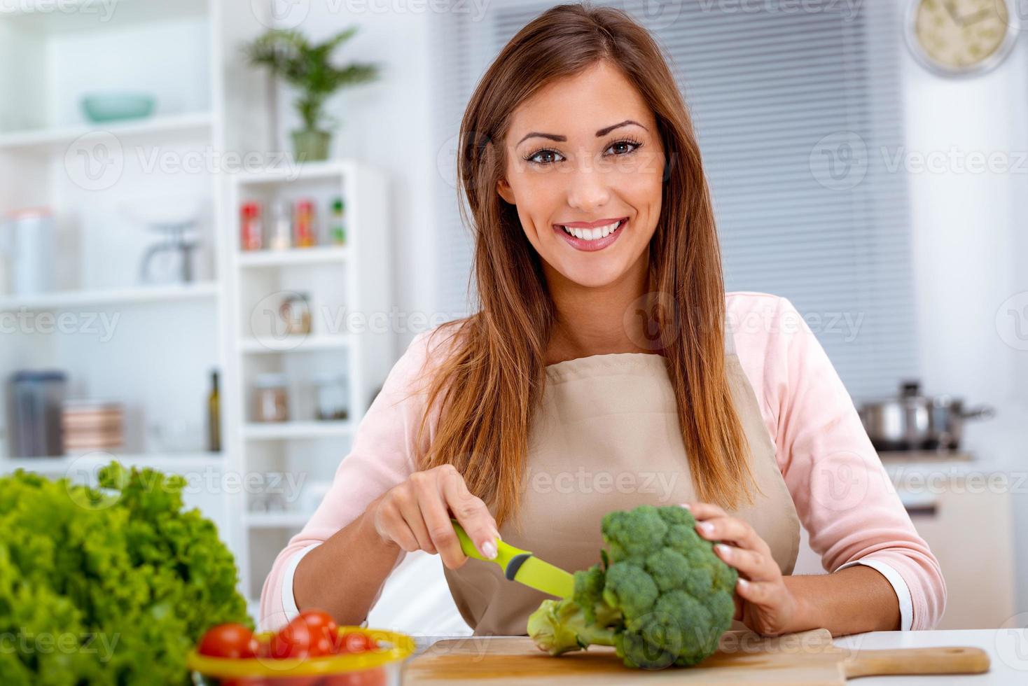 ella disfruta de una alimentación saludable foto