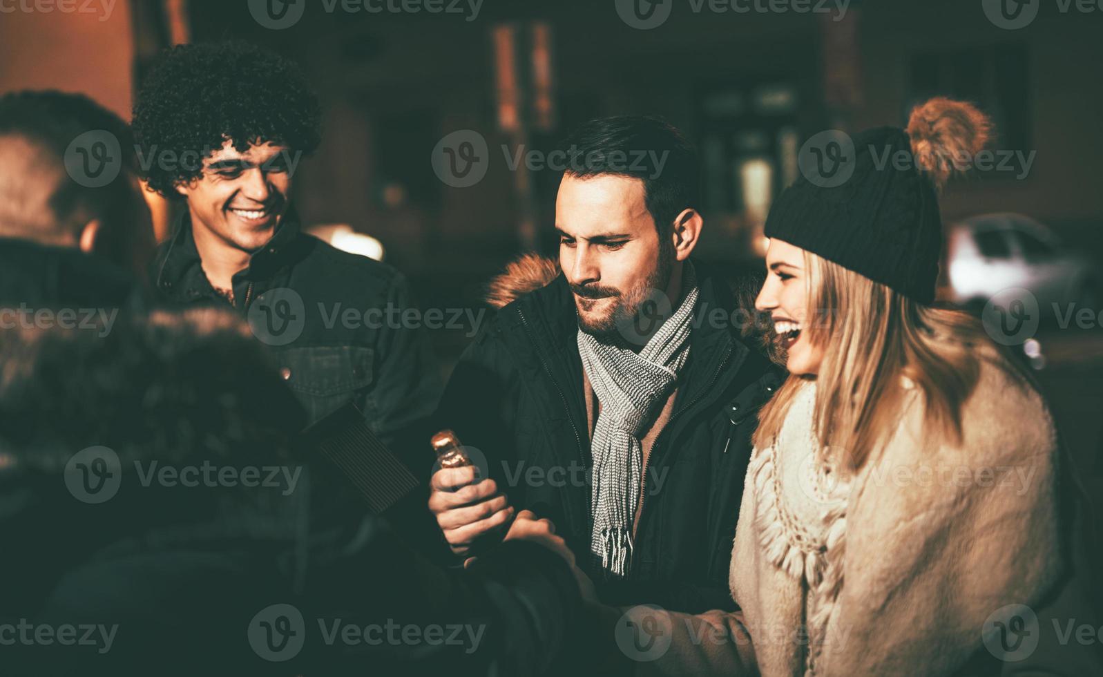 amigos en la noche foto