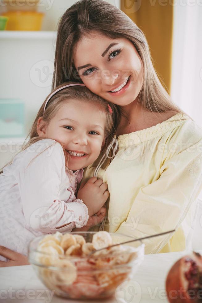 madre e hija en la cocina foto