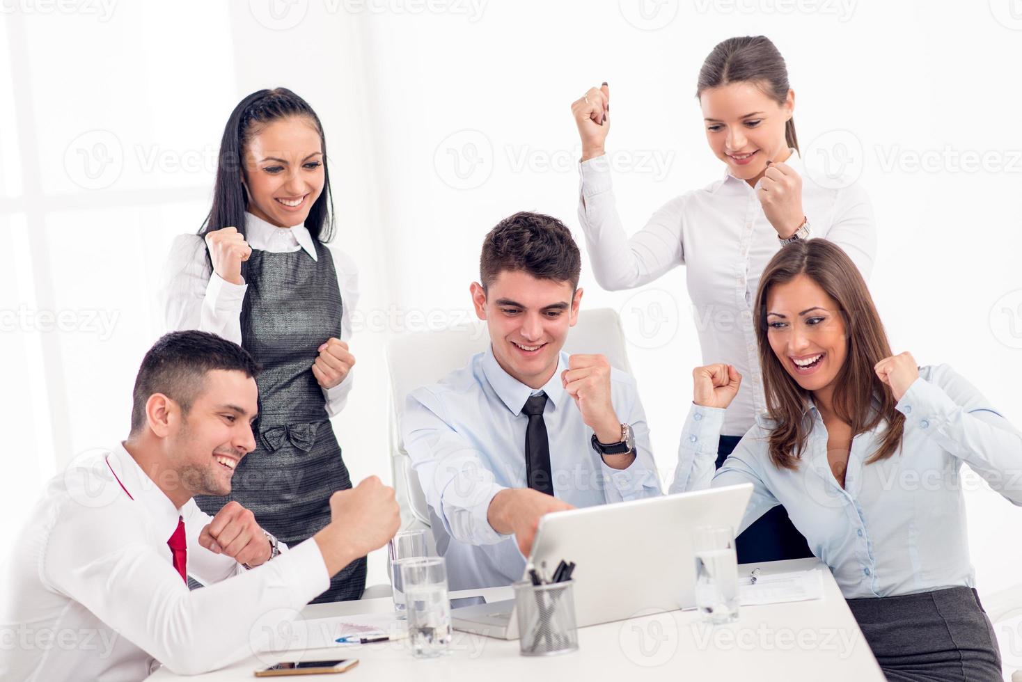 joven equipo de negocios en la oficina foto