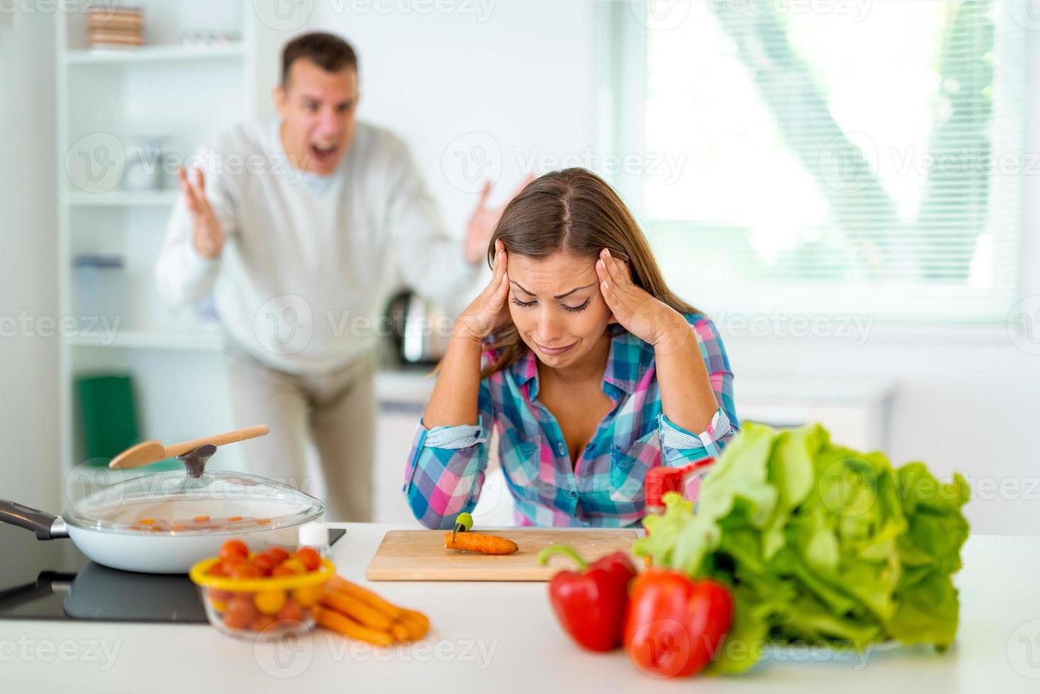 pareja en conflicto de cocina foto