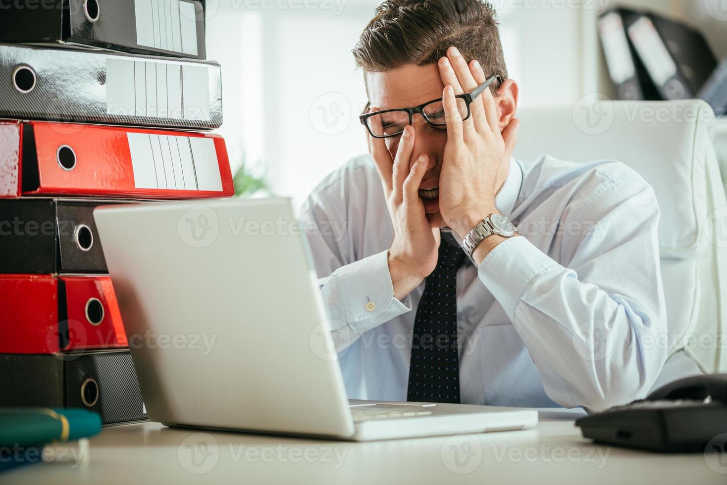 vista de hombre de negocios cansado foto