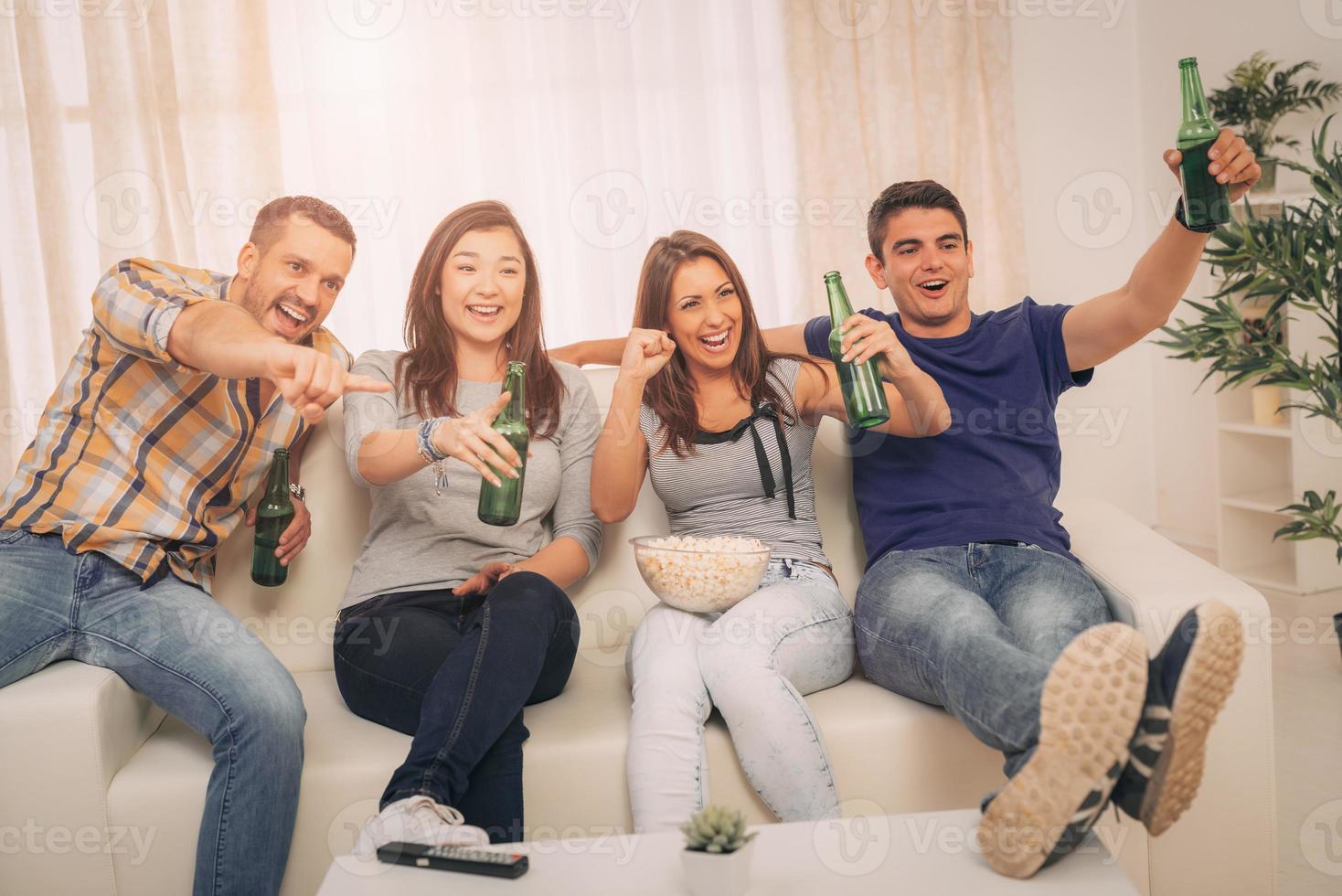 amigos viendo tv en casa foto