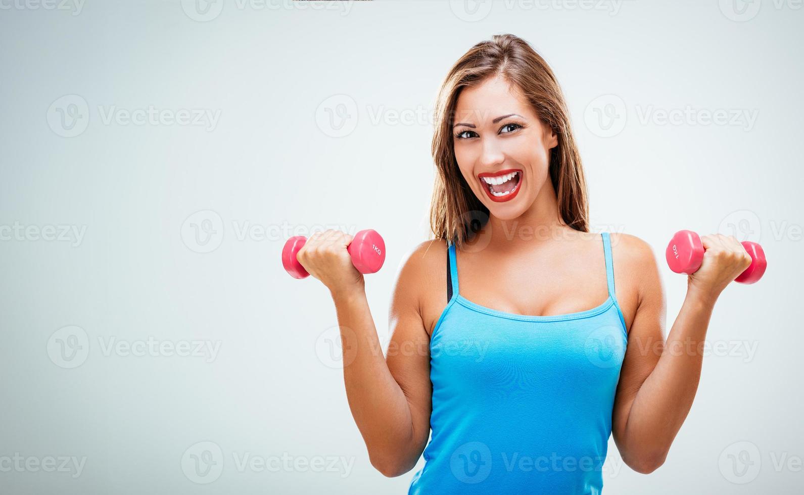 fitness mujer con mancuernas foto